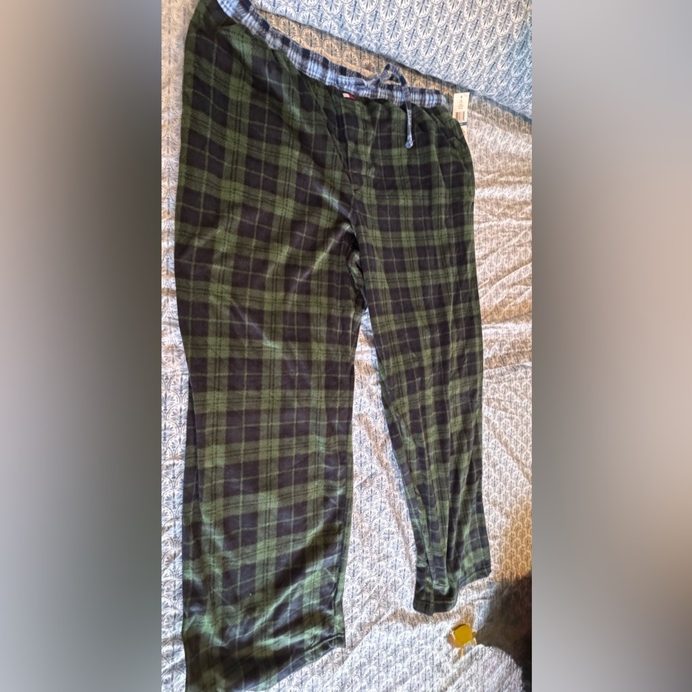 Tommy Hilfiger Men's Black and Green Plaid pajamas